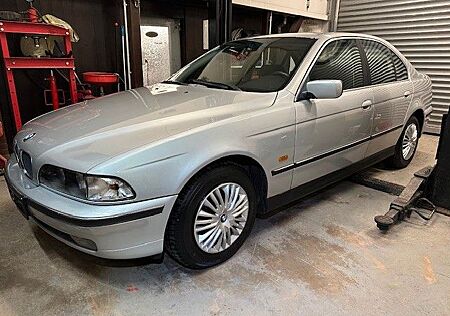 BMW 528i