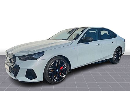 BMW i5 M60 xDrive AHK B&W