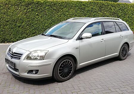 Toyota Avensis Kombi 2,2-l-D-CAT 8x Reifen VB