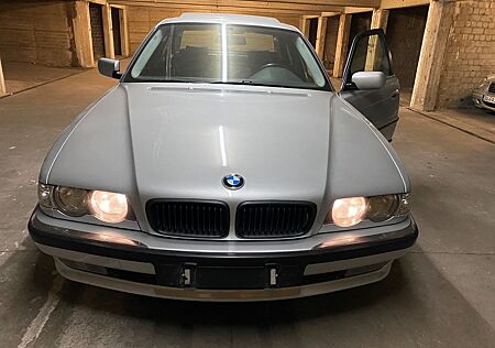 BMW 728i A -