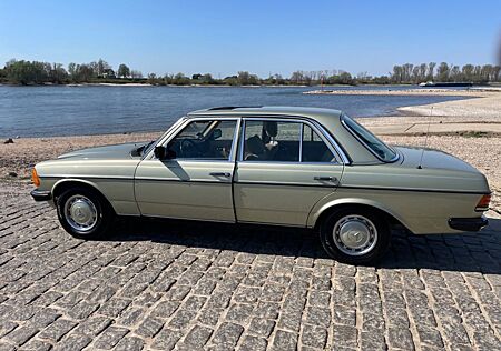Mercedes-Benz 200 W123