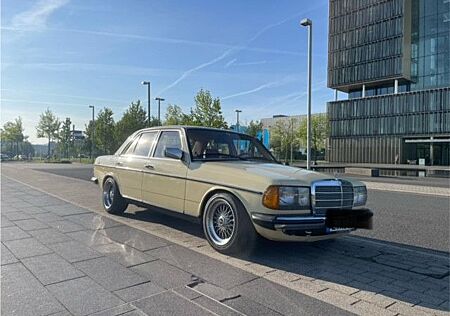 Mercedes-Benz 240 Diesel W 123 ehem. Rote Kreuz Fahrz. AUTOMA