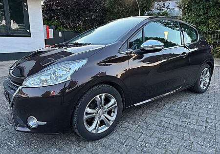 Peugeot 208 Allure Automatik Sportsitze Panoramadach