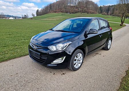 Hyundai i20 1.2 TÜV & Service NEU 8 fach bereift