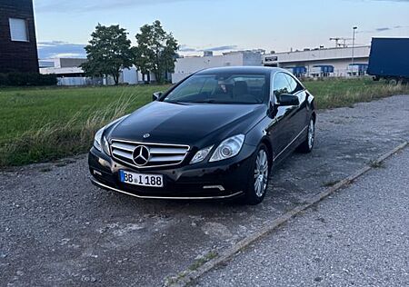 Mercedes-Benz E 200 Coupé CGI BlueEFFICIENCY AVANTG....