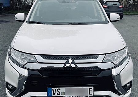 Mitsubishi Outlander 2.4 MIVEC PLUG-IN HYBRID 4WD Basis...