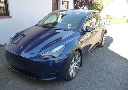 Tesla Model Y LR Dual Motor AWD in blau nur 36.000KM
