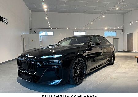 BMW M760e xDrive TV Iconic Glow SKY lounge B&W 22Z