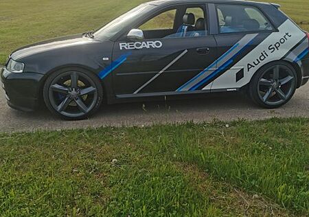 Audi S3 1.8T quattro -