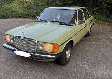 Mercedes-Benz 250 W123