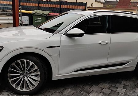 Audi Q8 e-tron sehr gepflegt zu verkaufen