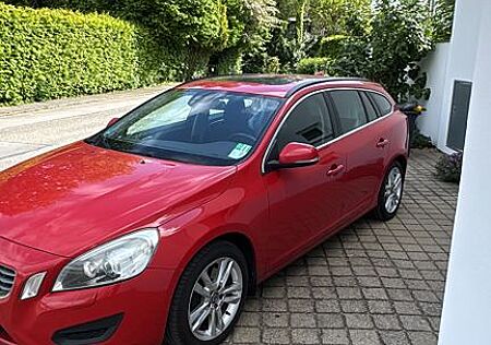 Volvo V60 D5 AWD Top gepeflegt aus Familienhand