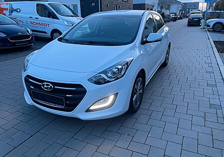Hyundai i30 blue 1.4 YES! Silver YES! Silver