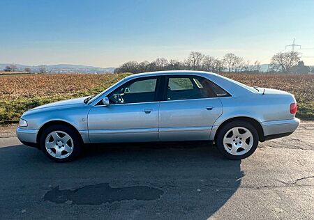 Audi A8 2.5 TDI quattro tiptronic -