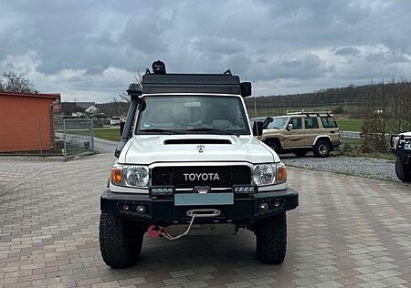 Toyota Land Cruiser HZJ78