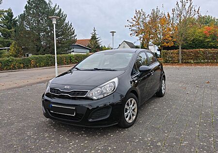 Kia Rio 1.2 - 2. Hand, Scheckheft, 8-fach bereift