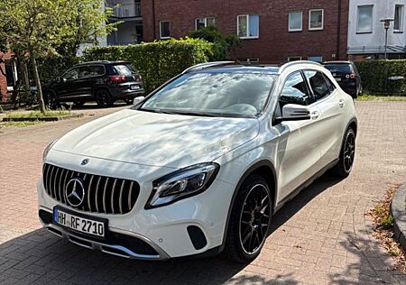 Mercedes-Benz GLA 200 Urban Panorama/Apple CarPlay