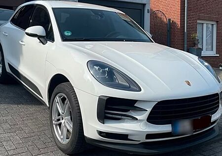 Porsche Macan - -
