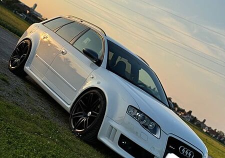 Audi RS4 4.2 quattro Avant -