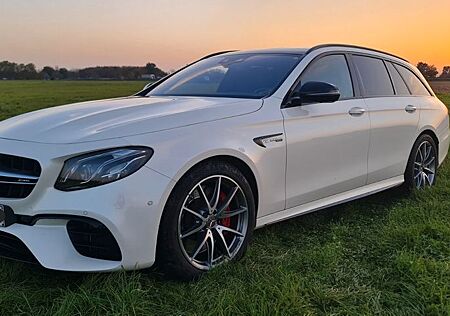 Mercedes-Benz E 63 AMG AMG E63 S 4MATIC+ T, Pano, HUD, Massage, StandHz