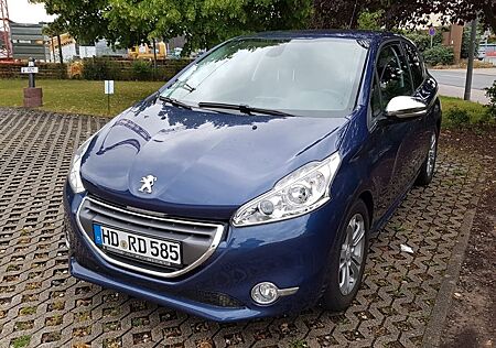 Peugeot 208 1.4i 95PS Vollausstattung 8xAlu