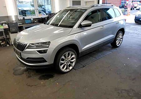 Skoda Karoq Style1.6TDI DSG Navi AHK SHZ Alu19