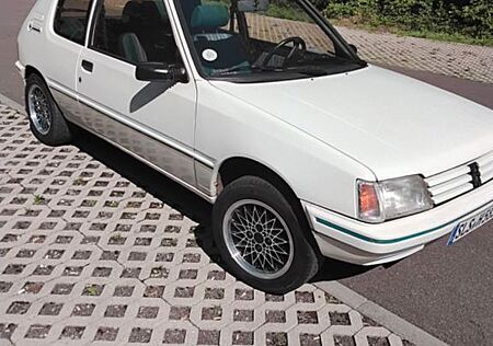 Peugeot 205 Green (Oldtimer)