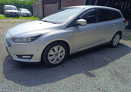 Ford Focus Turnier Titanium/Aut/110 KW/Scheckheft