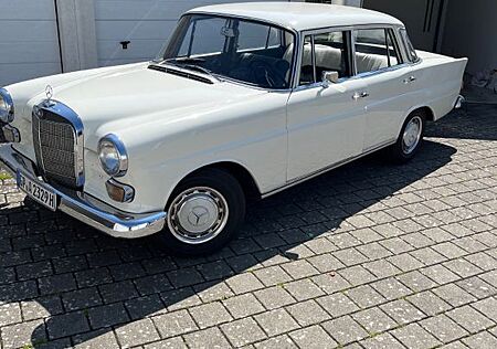 Mercedes-Benz 230 W110 Heckflosse