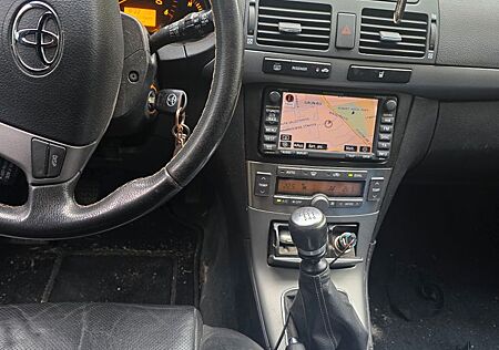 Toyota Avensis Combi 2,2-l-D-CAT Team Team