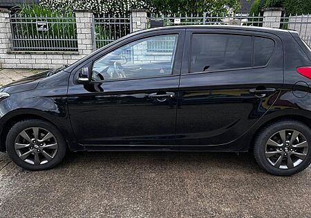 Hyundai i20 Bj 11/2013 120000 km TÜV 4 /2027 Extras