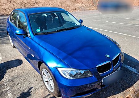 BMW 318i - E90