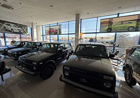 Lada Urban 4x4, 4x4 Lux,