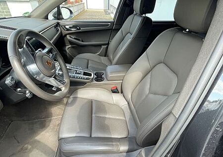 Porsche Macan - -