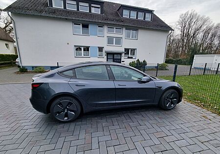 Tesla Model 3 Allradantrieb mit Dualmotor Long Ran...