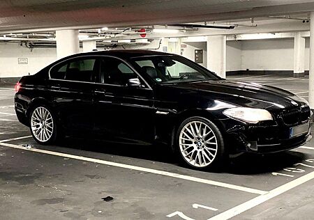 BMW 530d 20 Zoll Vollleder Grossmonitor Schalter