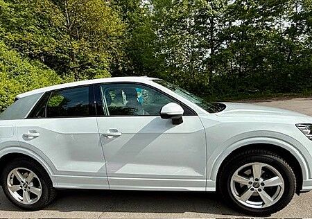 Audi Q2 35 TFSI sport *Navi*Tempo*PDC*SHZ*Alu*Allwett