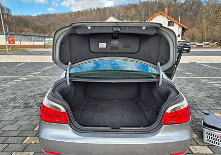 BMW 523i -