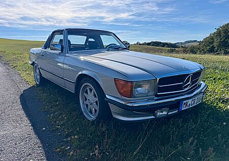 Mercedes-Benz SL 560 - W107