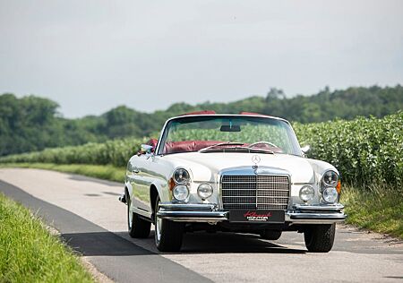 Mercedes-Benz 280 280SE 3.5 Cabriolet papyrusweiss/rot, Klima, eFH