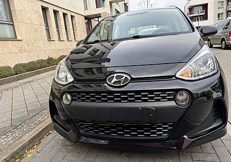 Hyundai i10 1.0 Pure schwarz "Oma-Auto" 56k km