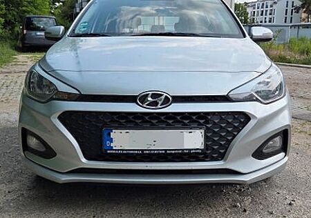 Hyundai i20 1.2 Classic / TÜV 03/27 / 5-Türer / R-Kamera