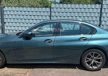 BMW 320i xDrive Sport Line Automatik Sport Line