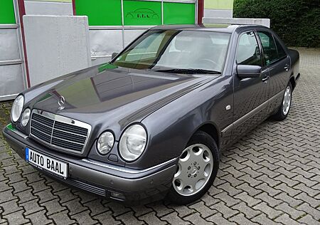 Mercedes-Benz E 320 Elegance Automatik Xenon SHZ 2 Hand W210