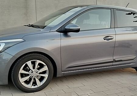 Hyundai i20 1.0 T-GDI 88kW SCHECKHEFT PANODACH NAVI