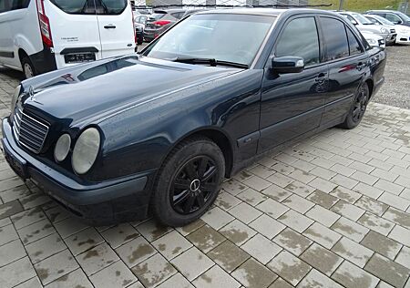 Mercedes-Benz E 240 CLASSIC. Automatik