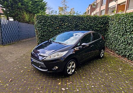 Ford Fiesta 1,4 Titanium schwarz metallic