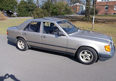 Mercedes-Benz 230 E Automatic 119 Tkm H zul. Oldtimer