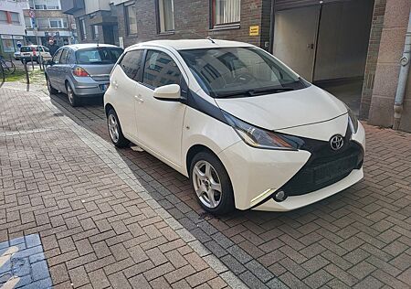 Toyota Aygo (X) Aygo (X) 1,0-l-VVT-i x x