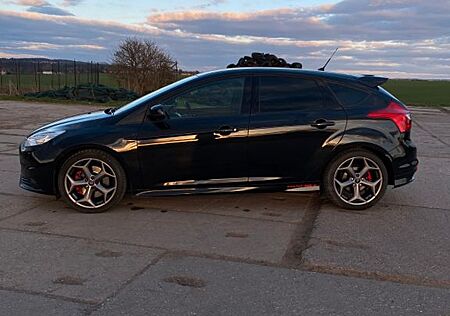 Ford Focus 2,0 EcoBoost ST *Leder-Exklusiv-Paket*